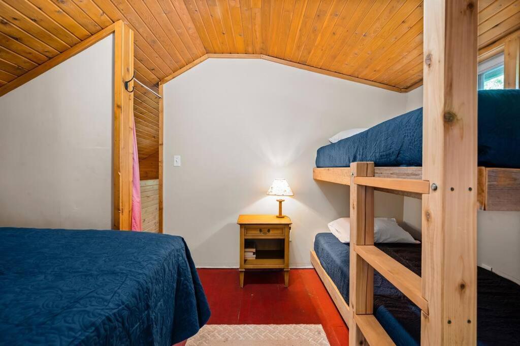 Cabin On Beautiful Arbutus Lake Near Traverse City Zewnętrze zdjęcie