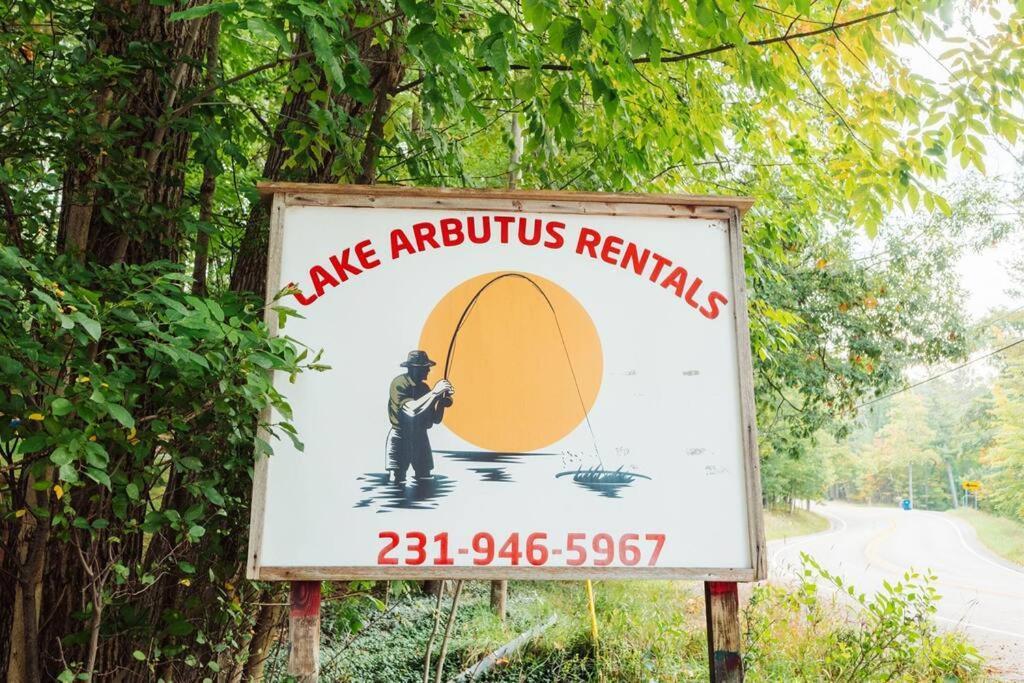 Cabin On Beautiful Arbutus Lake Near Traverse City Zewnętrze zdjęcie