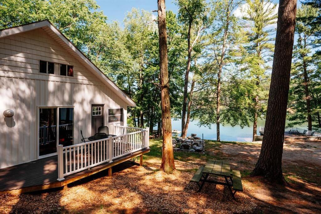 Cabin On Beautiful Arbutus Lake Near Traverse City Zewnętrze zdjęcie